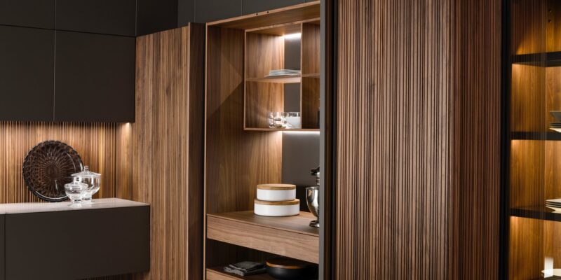 Cucina Strip di Key Cucine in legno Noce Canaletto