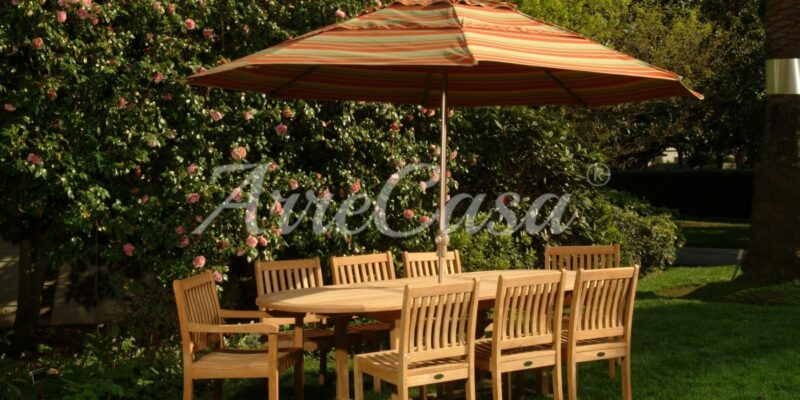 Ombrellone da giardino con tavolo e sedie in legno