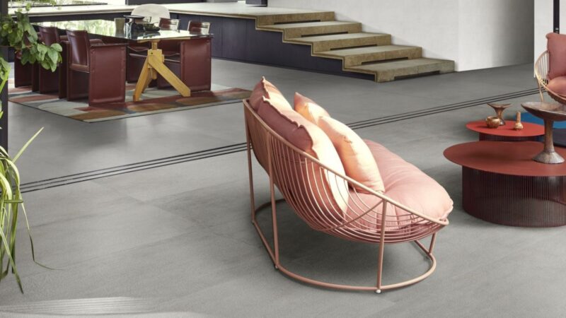 Zona living rivestita con Cementum di Marazzi