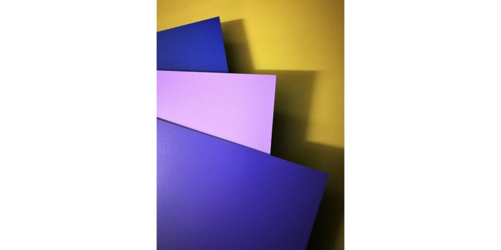 Vey Peri, colore Pantone 2022, si aggiunge alla collezione Colours di Abet Laminati